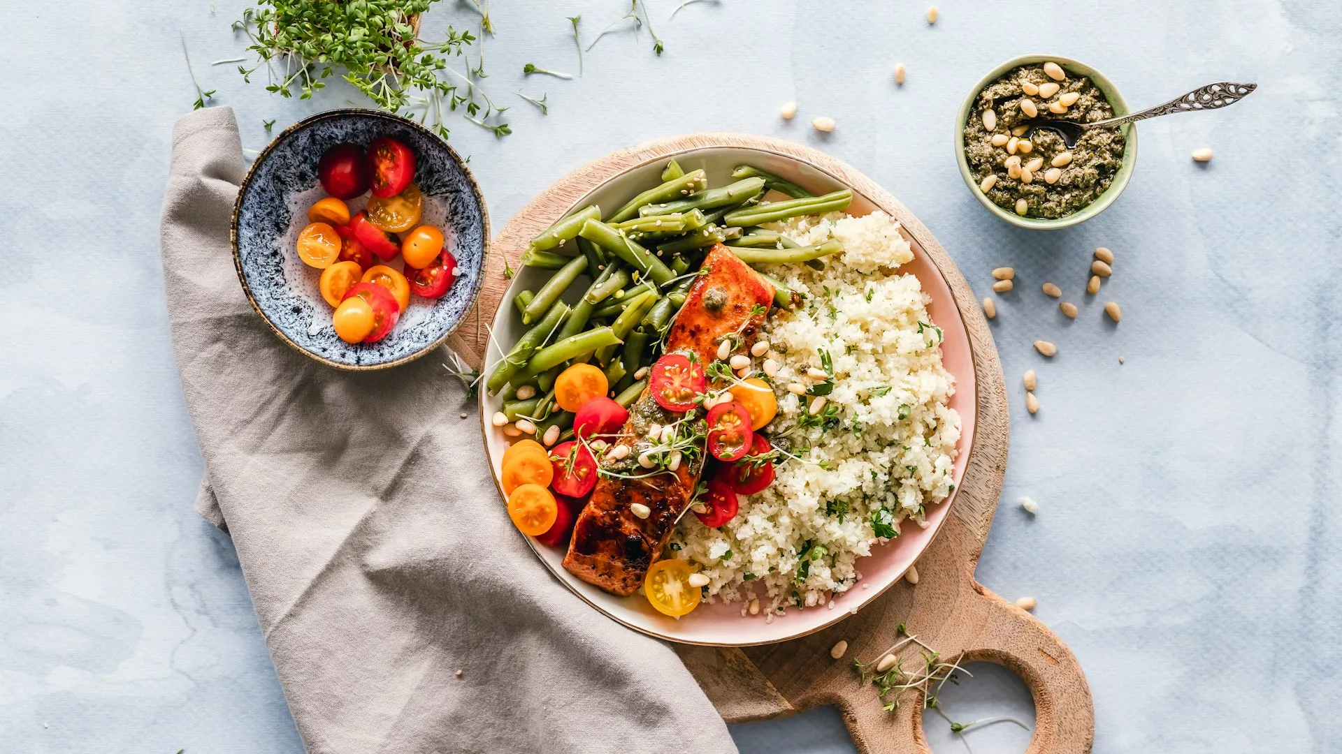 Assiette de saumon grillé avec haricots verts, semoule de chou-fleur et tomates colorées