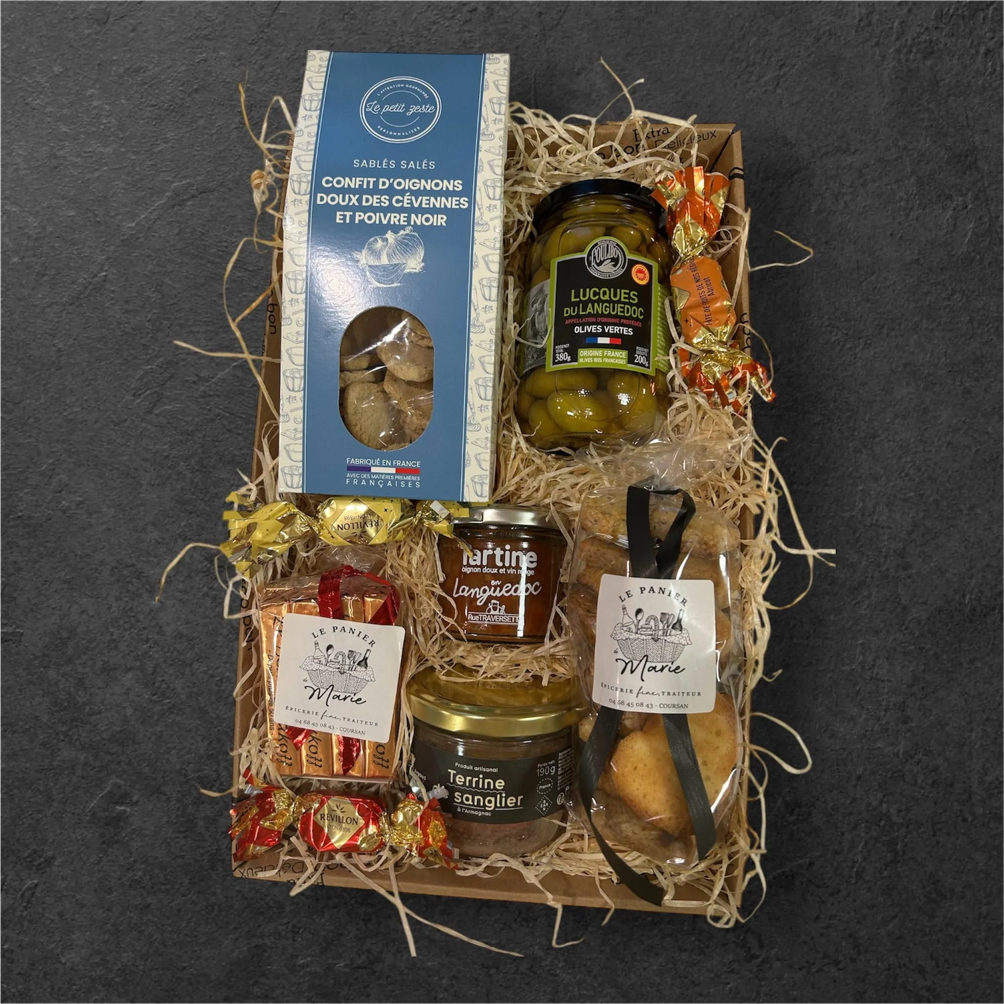 Coffret apéritif garni de biscuits salés, d’olives, de terrine et de chocolats