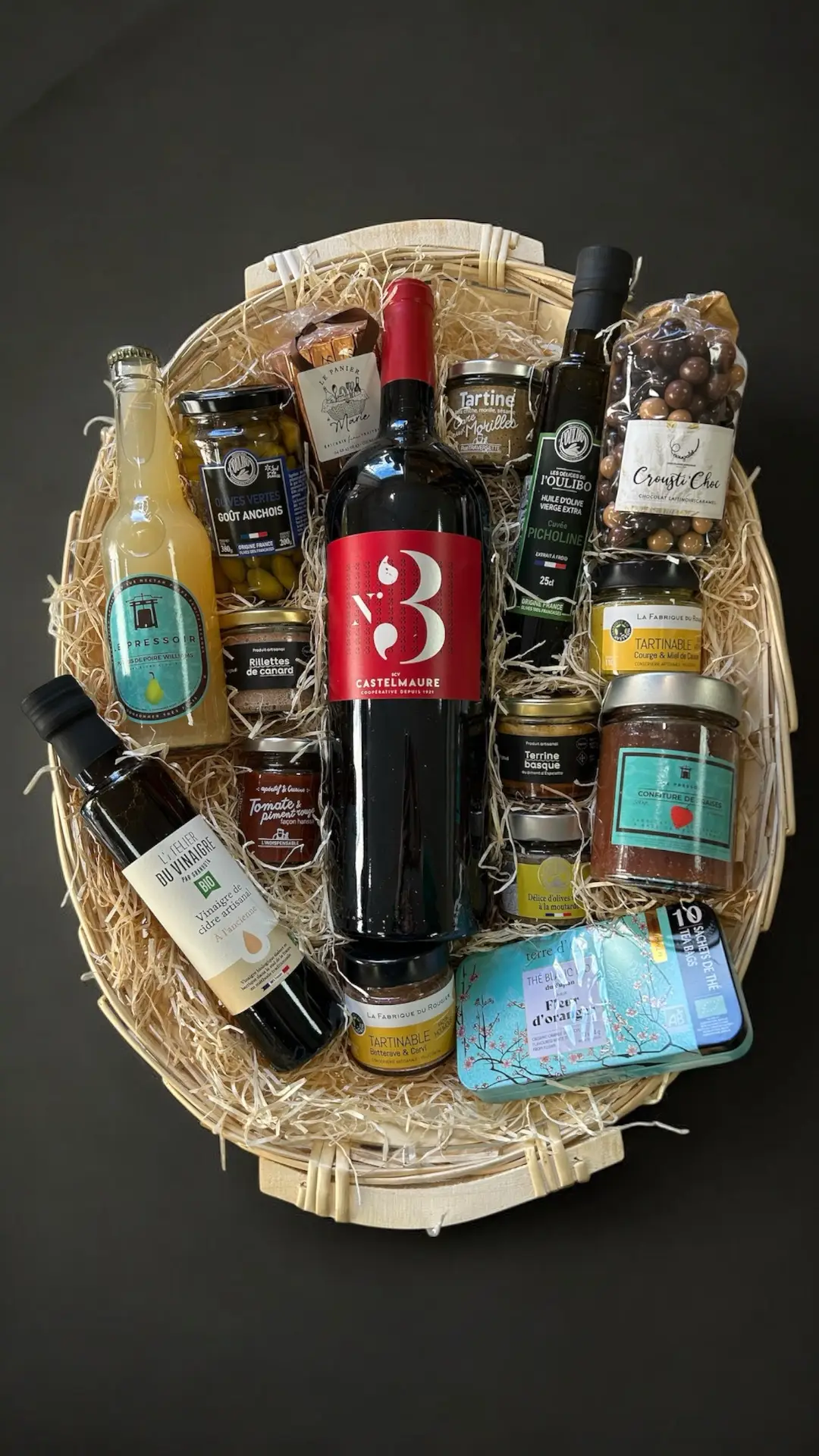 Coffret gourmand avec vin, huile d’olive, terrines, olives, chocolat et thé