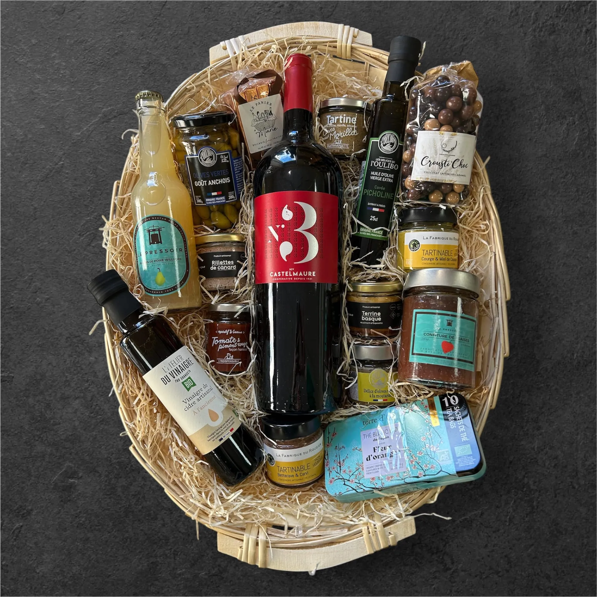 Coffret gourmand garni de vin, huile d’olive, tartinables, douceurs et produits d’épicerie