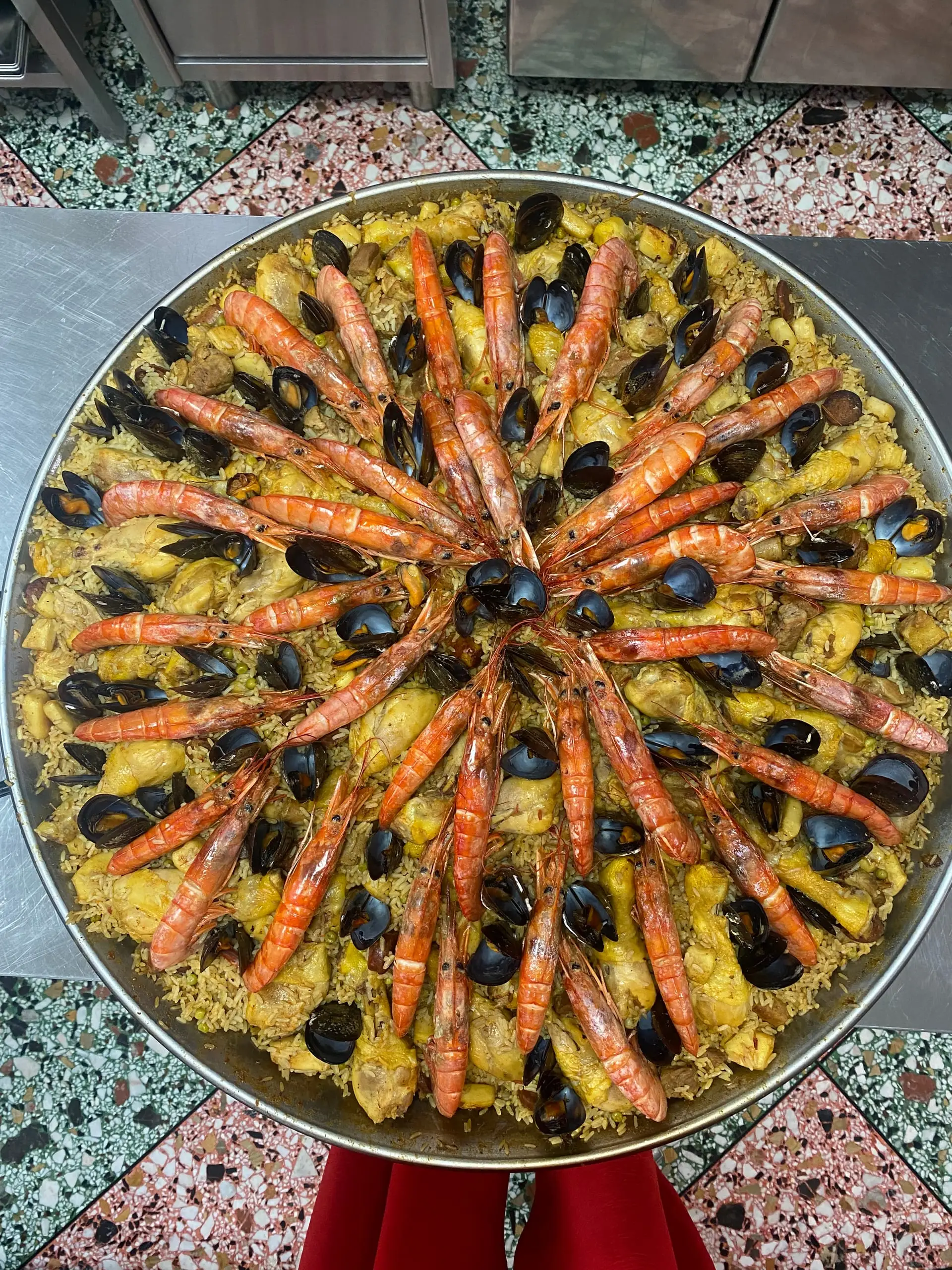 Grande paella garnie de crevettes, de moules, de poulet et de riz