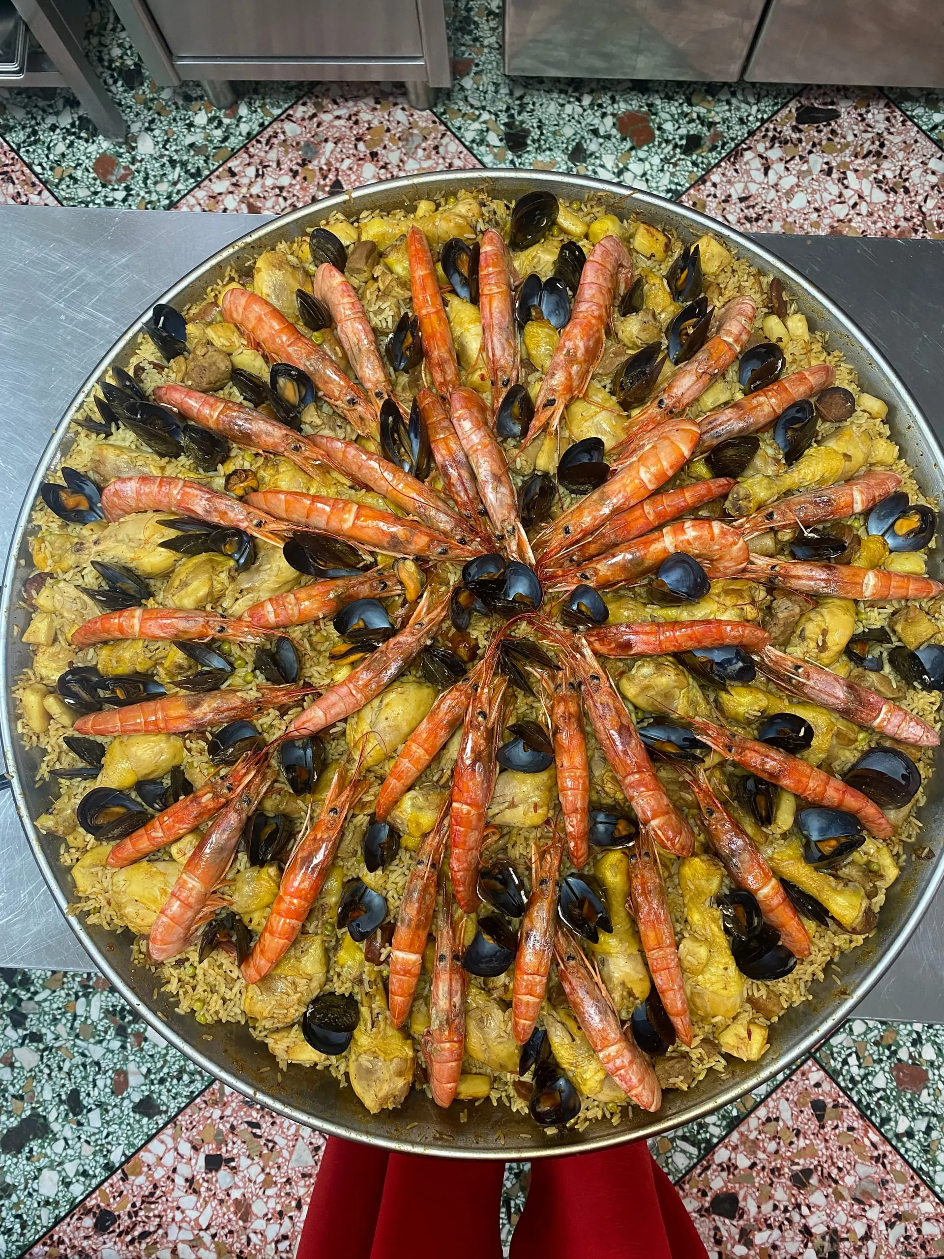 Grande paella garnie de crevettes, de moules, de poulet et de riz