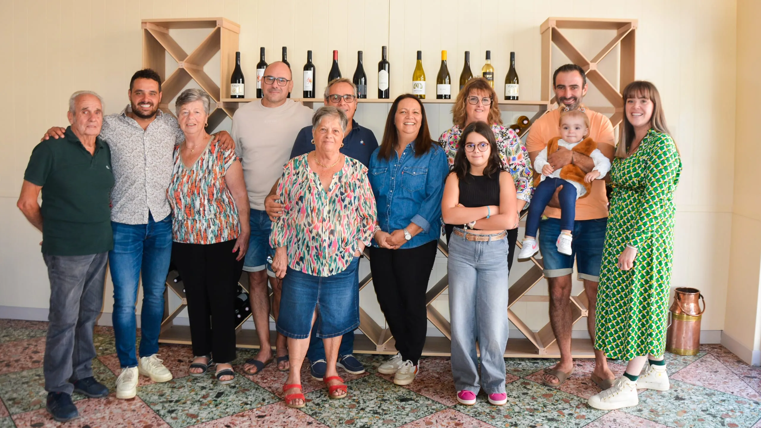 Groupe de personnes réuni dans la boutique devant le rayon des vins