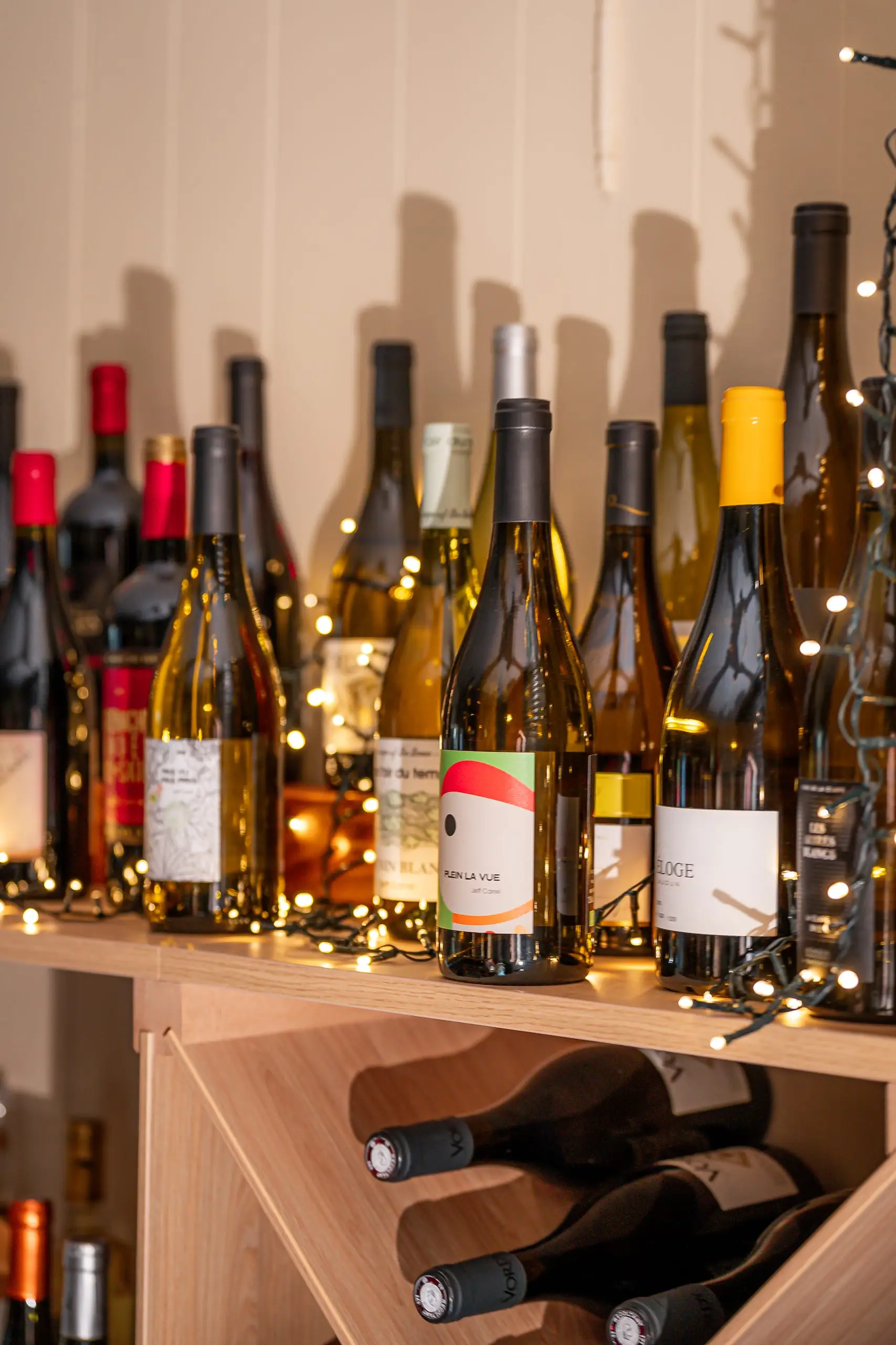 Bouteilles de vin présentées dans la cave de la boutique
